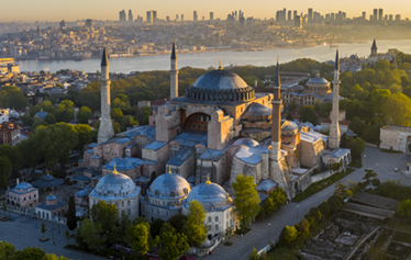 Türkiye recibió 50 millones de visitantes y generó 50.000 millones de dólares en ingresos turísticos.